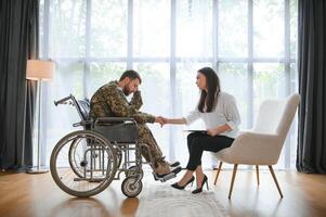 parler au médecin. un soldat a une séance de thérapie avec un psychologue à l'intérieur photo