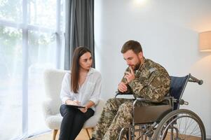 armée colère, ptsd et homme dans thérapie avec stress de guerre et une psychologue pour soutien photo