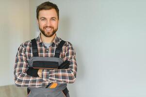 portrait de positif, Beau Jeune Masculin constructeur tandis que travail à construction placer. photo