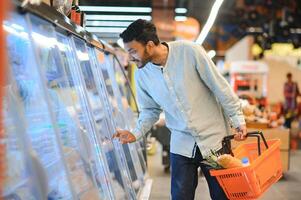 portrait de Indien Masculin dans épicerie avec positif attitude photo