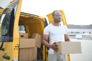 courrier service. livraison homme avec des boites près voiture photo