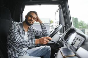 chauffeur derrière le roue dans un camion cabine. photo