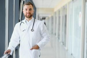 Jeune Masculin médecin dans une couloir de une général hôpital photo