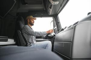 proche en haut de un camion chauffeur derrière pilotage roue. copie espace photo