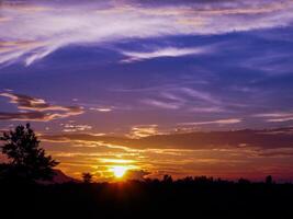 spectaculaire le coucher du soleil sur, Orange Soleil en hausse en haut plus de le horizon photo