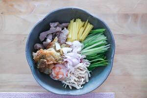 frit poisson ,crevette , déchiqueté poulet et porc salade avec légume et fruit ou mixte salade photo