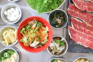 salade , coréen salade et Kimchi ou algue salade et du boeuf ou coréen nourriture photo