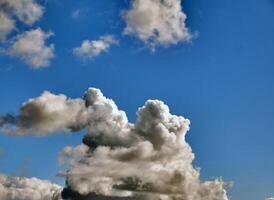 été des nuages dans le ciel Contexte photo