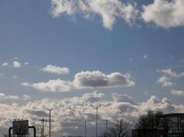 blanc duveteux des nuages dans le ciel Contexte. cumulus des nuages photo