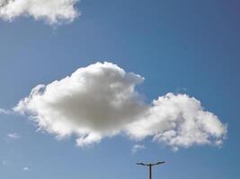 été des nuages dans le ciel Contexte photo