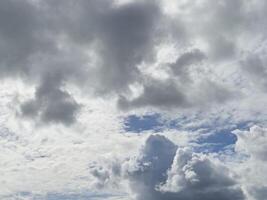 blanc duveteux des nuages dans le ciel Contexte. cumulus des nuages photo