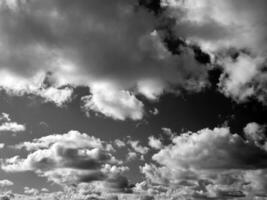 noir et blanc des nuages dans le ciel Contexte photo