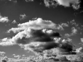 noir et blanc des nuages dans le ciel Contexte photo