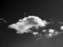 noir et blanc des nuages dans le ciel Contexte photo