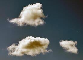 été des nuages dans le ciel Contexte photo