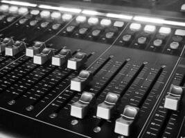 la musique console proche vue arrière-plan, professionnel du son dispositif noir et blanc photo