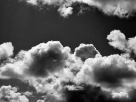 noir et blanc des nuages dans le ciel Contexte photo