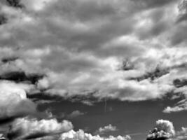 noir et blanc des nuages dans le ciel Contexte photo