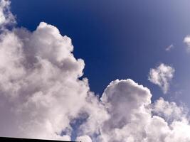 blanc duveteux cumulus des nuages dans le été ciel, Naturel des nuages Contexte photo