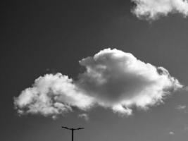 noir et blanc des nuages dans le ciel Contexte photo