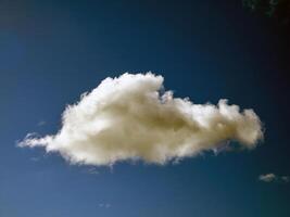 été des nuages dans le ciel Contexte photo