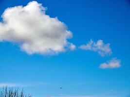 été des nuages dans le ciel Contexte photo