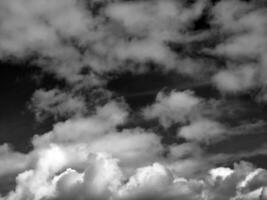 noir et blanc des nuages dans le ciel Contexte photo