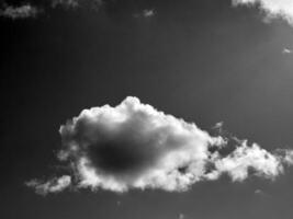 noir et blanc des nuages dans le ciel Contexte photo