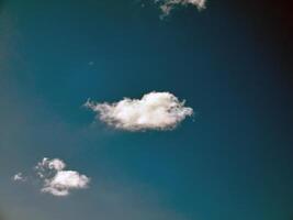 été des nuages dans le ciel Contexte photo