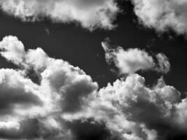 noir et blanc des nuages dans le ciel Contexte photo