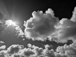 noir et blanc des nuages dans le ciel Contexte photo