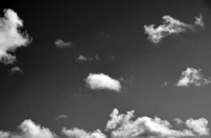 noir et blanc des nuages dans le ciel Contexte photo