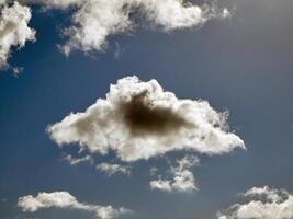 été des nuages dans le ciel Contexte photo