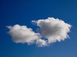 blanc duveteux des nuages dans le ciel Contexte. cumulus des nuages photo