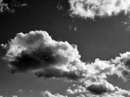 noir et blanc des nuages dans le ciel Contexte photo