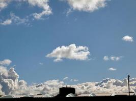 été des nuages dans le ciel Contexte photo