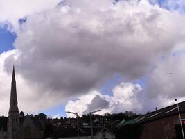 blanc duveteux cumulus des nuages dans le été ciel, Naturel des nuages Contexte photo