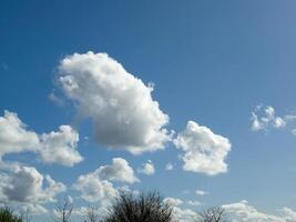 blanc duveteux cumulus des nuages dans le été ciel, Naturel des nuages Contexte photo