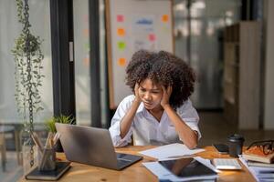 affaires femme séance à travail stressé , en dehors travail difficile sentiment stressé en dehors et étourdi de votre emploi, travail Erreur photo