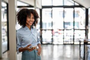 affaires femme à la recherche et écoute à sa alentours outre le cellule téléphone elle est en portant dans sa main. là est un des incitations à laisser social médias photo