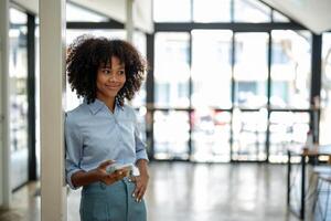 affaires femme à la recherche et écoute à sa alentours outre le cellule téléphone elle est en portant dans sa main. là est un des incitations à laisser social médias photo