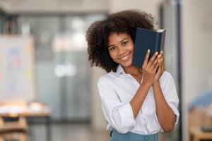 une noir femme s'incline sa tête une façon de le livre couverture. émerge de livre couverture, furtivement par livres photo