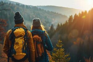 une Jeune couple de les voyageurs des stands sur une colline et montres le lever du soleil. randonnée concept photo