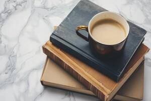 empiler de livres et tasse de café sur gris Contexte avec copie espace photo