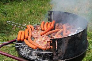 un barbecue grillé Viande sur le gril photo