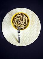 frit longue français des haricots dans Jaune céramique Coupe. photo
