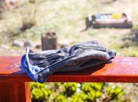 travail gants sur une en bois balustrade en plein air. photo