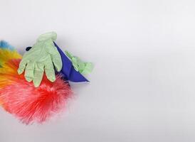 caoutchouc gants, le plumeau et microfibre tissu sur lumière Contexte photo