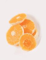 tranché Orange sur une blanc assiette photo