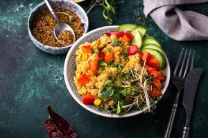 boulgour avec pois chiches et des légumes photo